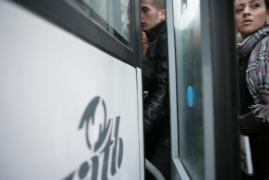 Un taxi, strivit intre doua tramvaie, in Capitala