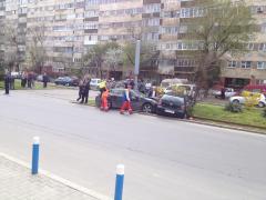 Accident pe Bulevardul Timisoara: doua masini au ajuns pe linia de tramvai!