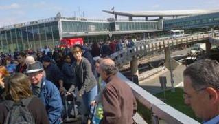 New York: Un terminal al aeroportului LaGuardia a fost evacuat dupa ce a fost descoperit un pachet suspect