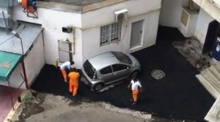 Asfaltare in jurul unei masini, pe o alee din Capitala