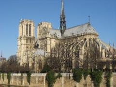 Un scriitor francez s-a sinucis in catedrala Notre-Dame
