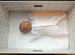 Bebelusii din Finlanda dorm in cutii de carton