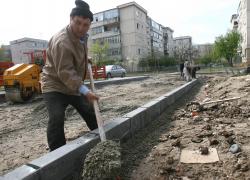 Muncitorii vand bordurile vechi si le schimba cu altele noi