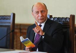 Basescu: Referendumul pentru unicameral va avea loc cu cel putin o saptamana inainte de cel pentru Constitutie