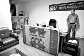 Patronul unei fabrici, tinut ostatic sase zile de angajatii sai