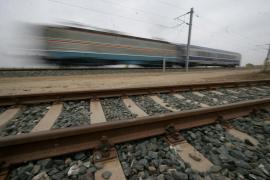 Copil in stare critica, dupa ce masina in care se afla a fost lovita de tren