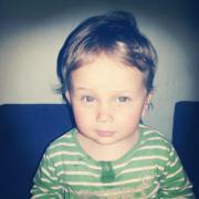 Eric rade cu pisica Tom ( mau)