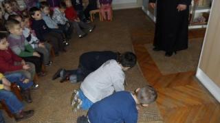 Ce învață copiii din manualele de religie: Dacă minți, TE CALCĂ mașina!