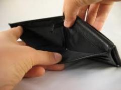 Banca l-a nenorocit! Un pensionar are nevoie de 10 vieţi pentru a-şi plăti datoriile