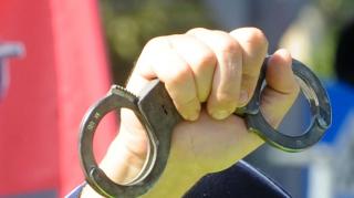 Cel mai prost hoţ din istorie! A adormit în timp ce ameninţa casiera cu cuţitul