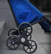 Veste bune pentru mămici. A fost inventat căruţul care coboară singur scările!