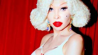 Transexualul Amanda Lepore ȘI-A RUPT coastele ca să pară suplă