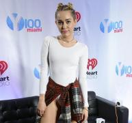 Manichiură care a îngrozit părinţii! Miley Cyrus şochează din nou!