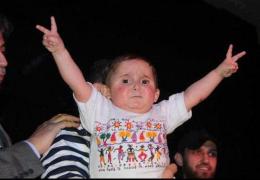 Cum să înmoi inima unui poliţist în plin conflict? România e în topul imaginilor emoţionante