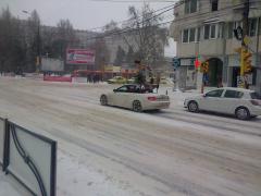 Numai la noi se putea aşa ceva! Cu decapotabila pe zăpadă şi viscol