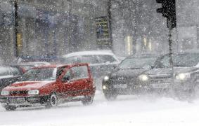 Drumuri închise şi restricţii pentru autovehiculele cu tonaj mare! 177 de trenuri anulate