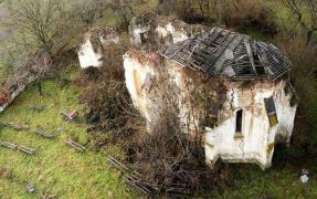 Biserică în care se găseau bucăţi din veşmântul Fecioarei Maria lăsată în paragină de români!