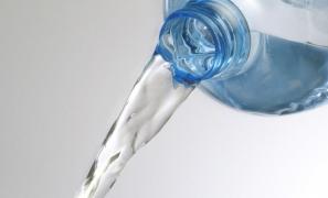 UTIL! Cum să faci focul cu o sticlă de apă