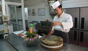 Un bucătar-șef a fost UCIS de şarpele pe care îl prepara!