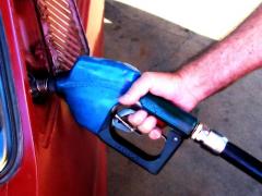 Preţul barilului de petrol, în scădere! Benzinăriile, obligate să ieftinească motorina şi benzina