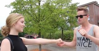 Video amuzant! Trucul de MAGIE care înnebuneşte fetele! Cu ce se trezesc acestea în mână