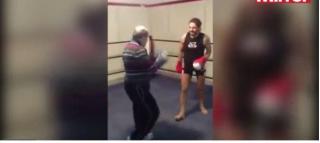 Așa ceva n-ai văzut în viața ta! Un bătrânel îl face K.O. pe un tânăr boxer