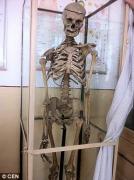 Într-o școala din România, elevii învață anatomie pe scheletul... fostului director