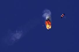 VIDEO! Tensiune maximă: parașuta i-a luat FOC în aer