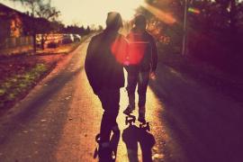 FOTO! Un tânăr atârnă de mâna prietenului său, la peste 100 de metri înălţime