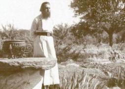 Mărturia CUTREMURĂTOARE de la MORMÂNTUL lui Arsenie Boca