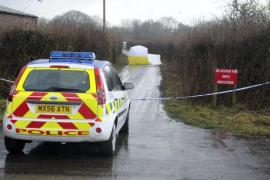 Un bebeluș a murit după ce a fost aruncat pe stradă