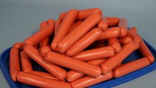 Pericolul URIAȘ din CRENVURȘTI! Ce poți păți dacă mănânci acest produs