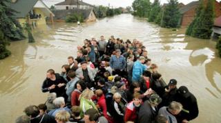 Inundaţii în sudul Franţei: Cinci oameni au murit şi mii au fost evacuaţi