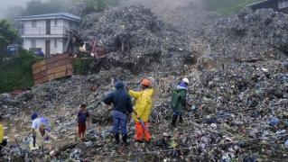 Indonezia: Cel puţin opt morţi şi 100 de dispăruţi în urma unei alunecări de teren