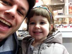 Daniel Osmanovici se pregăteşte de primele lecţii de ski alături de fetiţa lui