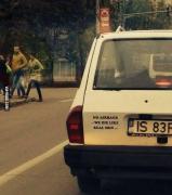 Românul e cel MAI ORIGINAL PĂMÂNTEAN! Ce a putut scrie un ieșean pe Dacia lui, a SURPRINS o lume întreagă