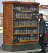 Galerie FOTO! Un român transformă ghenele din Arad în "piscine, biblioteci sau acvarii"