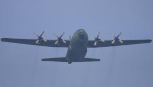 Un avion militar s-a prăbuşit în Algeria. 103 persoane au murit!