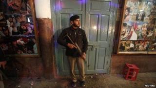 Atentat cu bombă într-un cinematograf care difuzează producții pornografice, soldat cu 12 morți