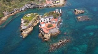 Nu ai vrea să-ţi petreci vacanţa aici! Toţi proprietarii acestei insule au murit în condiţii suspecte