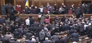 Violenţele s-au mutat în Parlament! Bătaie între deputaţii opoziţiei şi cei ai puterii