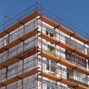 Doi elevi din Braşov ne scapă ieftin de zgomotul din apartamente