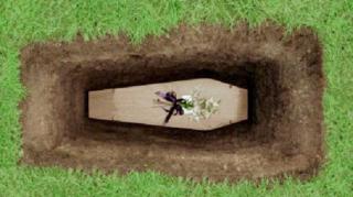 Cele mai BIZARE poveşti din lume: Oameni care sunt dependenţi de hârtie igienică sau de înmormântări