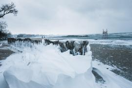 Zăpada e plină de “otrăvuri”. Dacă îi dai foc, miroase a plastic