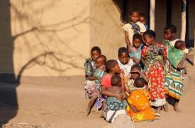 ŞOCANT! La 10 ani sunt încurajaţi să aibă relaţii sexuale