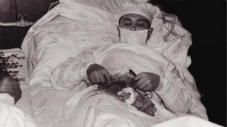 Singurul chirurg din lume care s-a operat singur!