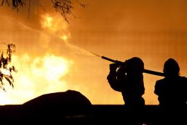 O femeie a murit într-un incendiu izbucnit într-un bloc din Bucureşti!