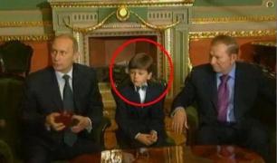 Un puşti de 16 ani i-a spus lui Putin că e mincinos şi i-a returnat cadoul