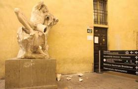 A vrut să-şi facă un selfie, dar a distrus o statuie de la începutul secolului 19!