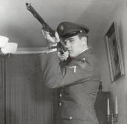 Elvis Presley şi pasiunea sa pentru muzică şi arme de foc!